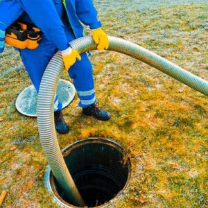 عملية نزح مياه الصرف الصحي بواسطة فريق متخصص من شركة كنوز